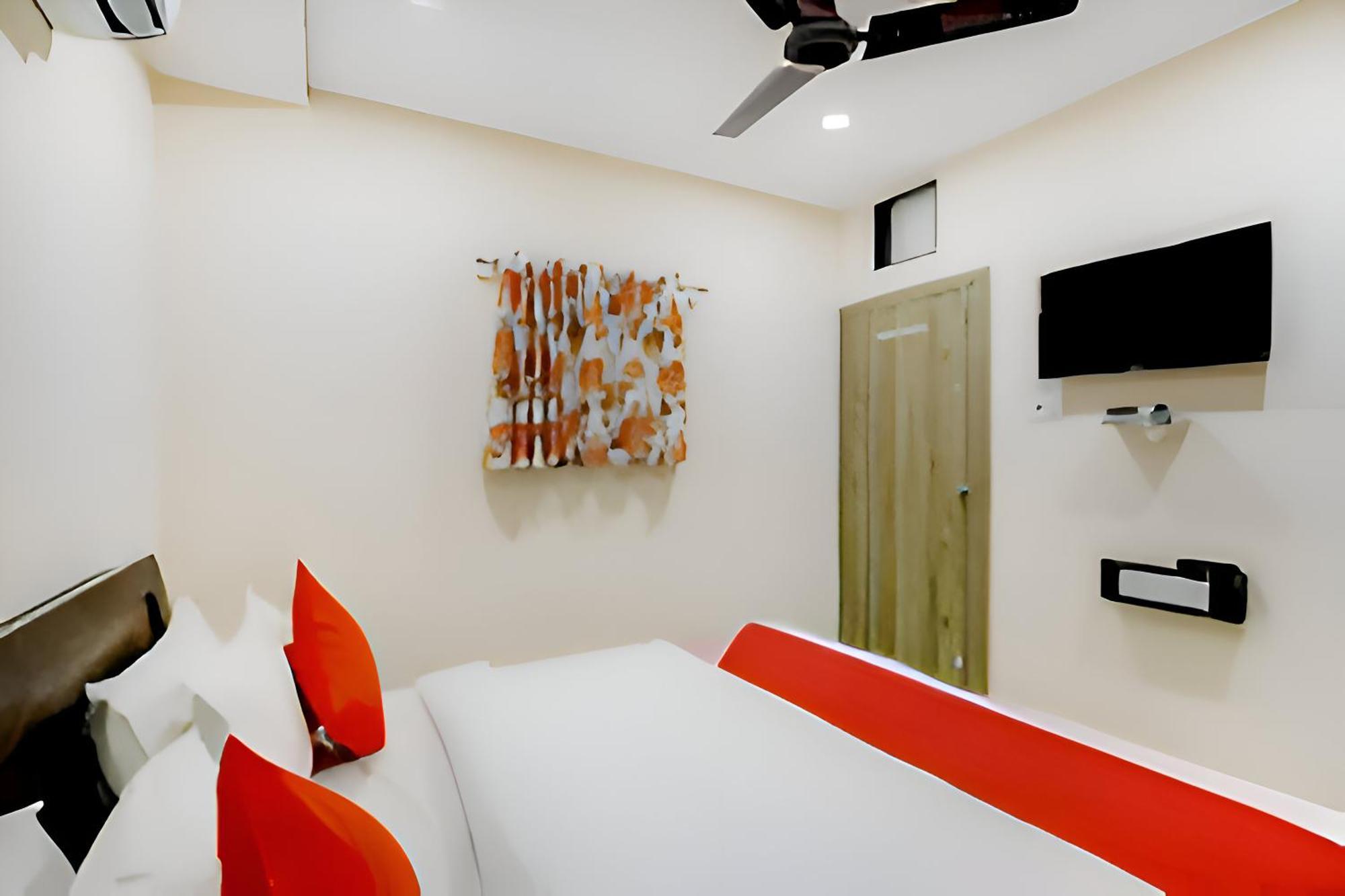 Hotel Blue Leaf Rajkot Exterior photo